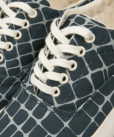 Giraffe Lace Up