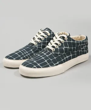 Giraffe Lace Up