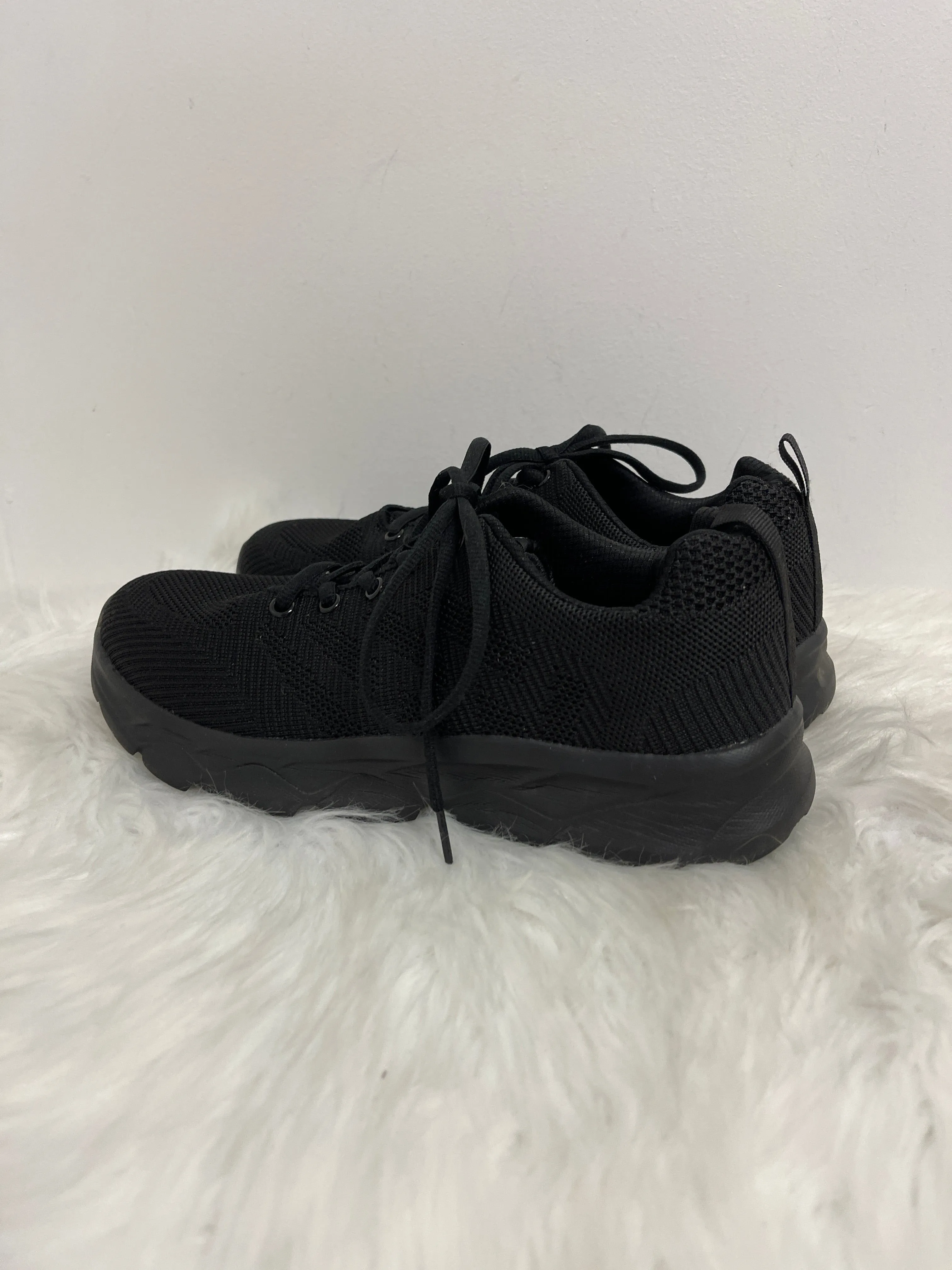 Shoes Athletic By Clothes Mentor In Black, Size: 10